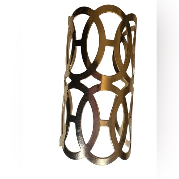 Elegant Gold Cutout Bracelet - Picture 4 of 4